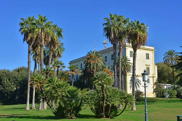 İtalya, Napoli. 13 Ekim 2017 Capodimonte, Kraliyet Sarayı 1738 Borbone Kral Charles buyruğuyla başlayarak inşa, Kraliyet Sarayı, bağlı bir park ile. Casina ilkeleri