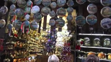 4 k İtalya, Napoli, San Gregorio Armeno, 13 Ekim 2017. Sergi sanat doğum sahnesi ve kocamın yenilik. Dünyada el sanatları dükkan sergi merkezi olarak bilinen.