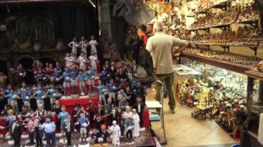 4 k İtalya, Napoli, San Gregorio Armeno, 13 Ekim 2017. Sergi sanat doğum sahnesi ve kocamın yenilik. Dünyada el sanatları dükkan sergi merkezi olarak bilinen.