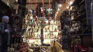 4 k İtalya, Napoli, San Gregorio Armeno, 13 Ekim 2017. Sergi sanat doğum sahnesi ve kocamın yenilik. Dünyada el sanatları dükkan sergi merkezi olarak bilinen.