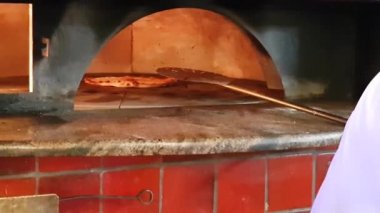 4 k İtalya, Bari, 26 Kasım 2017, modern bir döner fırında pişirme Napoliten pizza.