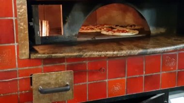 4 k İtalya, Bari, 26 Kasım 2017, modern bir döner fırında pişirme Napoliten pizza. Hızlı hareket.