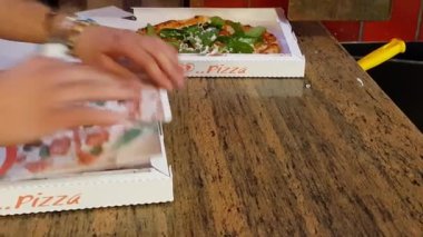4 k İtalya, Bari, 26 Kasım 2017, Napoliten pizza kesilmiş ve take-away ambalaj.