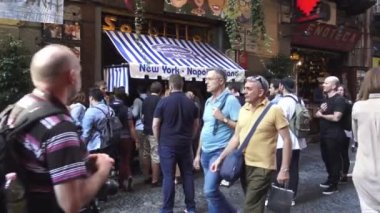 Tarihi Merkezi, Decumano alan insanlar geçirilmesi ile İtalya, Napoli, 12 Ekim 2017, sokak. 