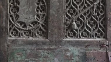 4 k İtalya, Napoli, 12 Ekim 2017, sokak tarihi merkezi, Decumano alanı, bir antik çürüdü ve kapı kakmalarla süslemeli Servis Tabakları.