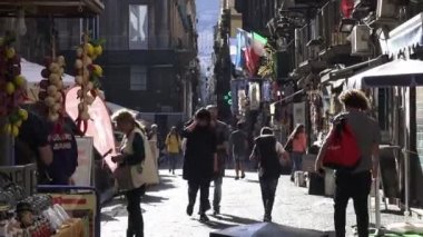 4 k İtalya, Napoli, 12 Ekim 2017 Caddesi tarihi merkezinin Decumano alan insanlar geçirilmesi ile. Hızlı hareket