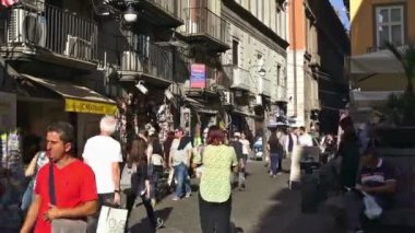 4 k İtalya, Napoli, 12 Ekim 2017 Caddesi tarihi merkezinin Decumano alan insanlar geçirilmesi ile. Hızlı hareket