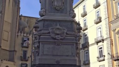 St. Domenico kare San Domenico Maggiore, Decumani alan içinde İtalya, Napoli, Dikilitaş.