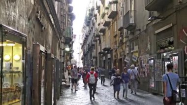 4 k İtalya, Napoli, 12 Ekim 2017 Caddesi tarihi merkezinin Decumano alan insanlar geçirilmesi ile. Hızlı hareket