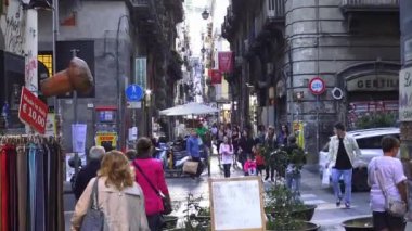 4 k İtalya, Napoli, 12 Ekim 2017 Caddesi tarihi merkezinin Decumano alan insanlar geçirilmesi ile. Hızlı hareket