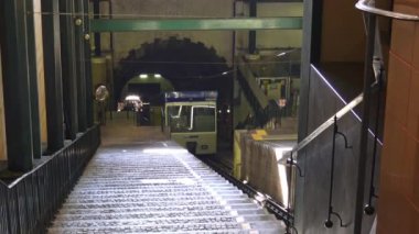 4 k İtalya, Napoli, 12 Ekim 2017, Chiaia füniküler demiryolu, varış Vomero istasyonu.