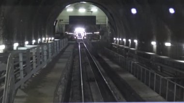 4 k İtalya, Napoli, 12 Ekim 2017, Chiaia füniküler demiryolu, kalkış Vomero istasyonu. Klip 1