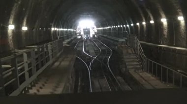 4 k İtalya, Napoli, 12 Ekim 2017, Chiaia füniküler demiryolu, Toplantı ile yükselen bir vagon. Klip 2
