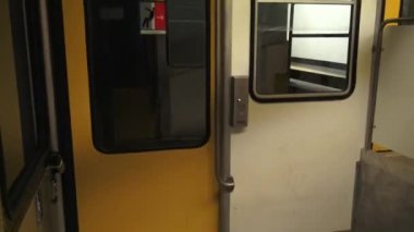 Corso Vomero istasyonu üzerinden 4 k İtalya, Napoli, 12 Ekim 2017, Chiaia füniküler, tam uzunlukta hızlı hareket yolu.