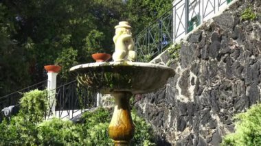 4 k İtalya, Napoli, Park ve Villa Floridiana, Vomero ilçesindeki tarihi ve sanatsal ilgi 1819 yılı bina. Heykel ile antik çeşme.