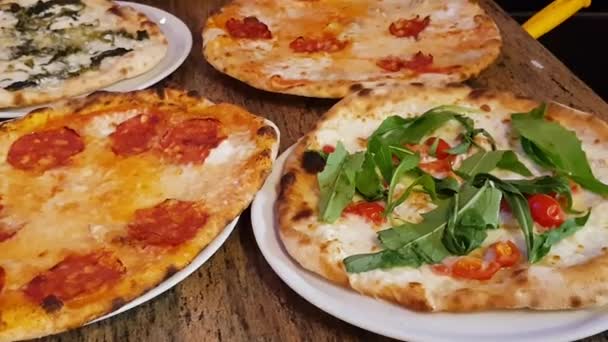 Italy Bari Novembro 2017 Pizzas Napolitanas Último Toque Antes Comer — Vídeo de Stock