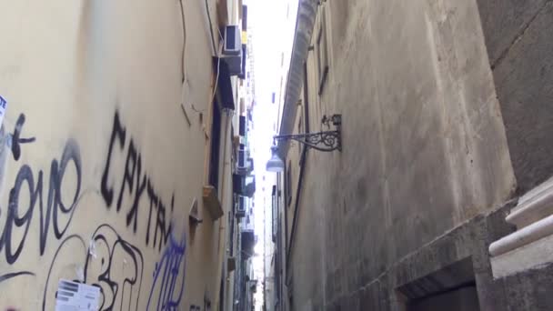 意大利 那不勒斯 2017年10月12日 Decumano 一个非常狭窄的街道全景 与建筑物接触几乎 — 图库视频影像