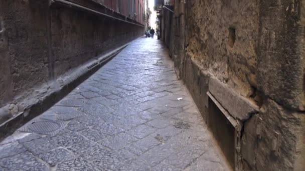 意大利 那不勒斯 2017年10月12日 Decumano 一个非常狭窄的街道全景 与建筑物接触几乎 — 图库视频影像