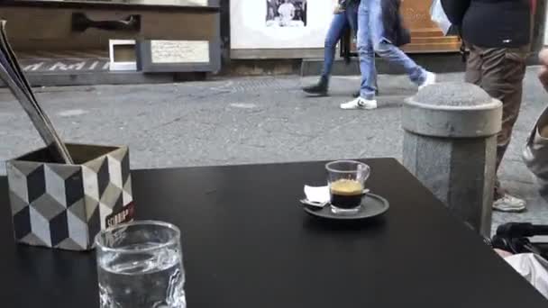 意大利 那不勒斯 2017年10月12日 历史中心的街道 Decumano 区域与人谁拿着浓咖啡在桌 快速运动 — 图库视频影像