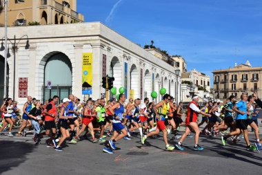İtalya, Puglia, Bari, 29 Ekim 2017, maraton. Katılımcılar sokaklar boyunca geçmek.