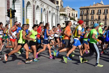 İtalya, Puglia, Bari, 29 Ekim 2017, maraton. Katılımcılar sokaklar boyunca geçmek.
