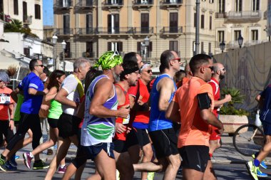 İtalya, Puglia, Bari, 29 Ekim 2017, maraton. Katılımcılar sokaklar boyunca geçmek.