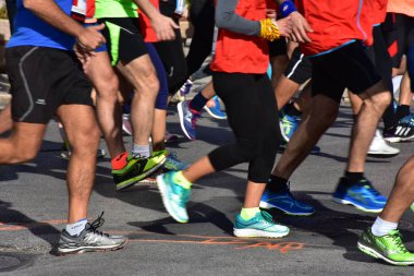 İtalya, Puglia, Bari, 29 Ekim 2017, maraton. Katılımcılar sokaklar boyunca geçmek. Ayrıntı Ayakkabı.