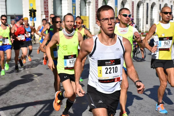 İtalya, Puglia, Bari, 29 Ekim 2017, maraton. Katılımcılar sokaklar boyunca geçmek.