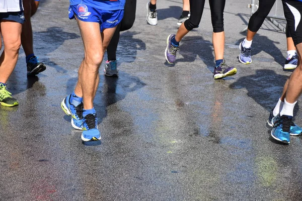Italien Puglia Bari Oktober 2017 Marathon Deltagarna Passera Genom Gatorna — Stockfoto