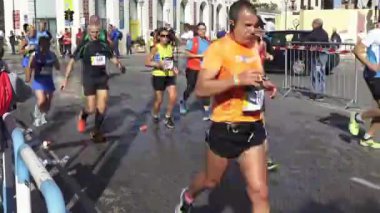 4 k İtalya, Puglia, Bari, 29 Ekim 2017, maraton katılımcılar erkekler ve kadınlar binlerce şehir sokaklarında. Hızlı hareket.