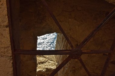 Naples, Ovo (yaklaşık 1100) da en eski kale Megaride tüf üzerinde bulunan Napoli şehir kalesidir. Denizin üzerinde eski pencere.