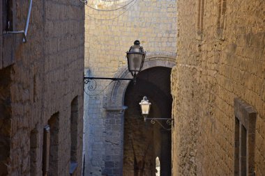 Naples, Ovo (yaklaşık 1100) da en eski kale Megaride tüf üzerinde bulunan Napoli şehir kalesidir. Geçiş erişim için teraslar için aydınlatmak için lambalar.