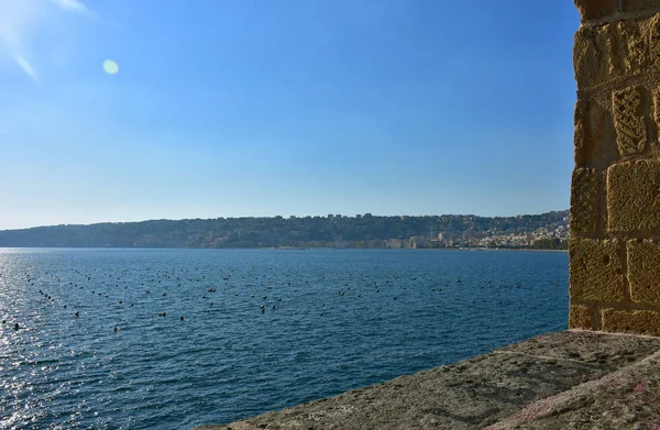 Naples, Ovo (yaklaşık 1100) da en eski kale Megaride tüf üzerinde bulunan Napoli şehir kalesidir. Terasından görüntülendi Posillipo hill.