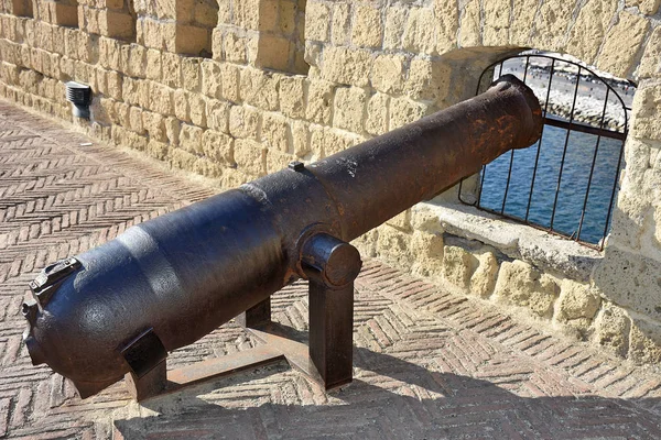 Naples, Ovo (yaklaşık 1100) da en eski kale Megaride tüf üzerinde bulunan Napoli şehir kalesidir. Teraslar üzerinde toplar.