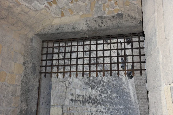 Naples, Ovo (yaklaşık 1100) da en eski kale Megaride tüf üzerinde bulunan Napoli şehir kalesidir. Giriş kapısı ızgara kayar.