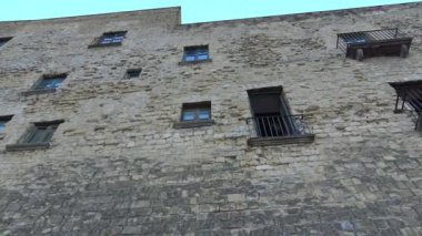 4 k Napoli, Napoli şehir Megaride tüf üzerinde bulunan en eski kale Ovo Castle (yaklaşık 1100) var. Windows yan cephe.