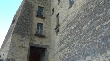 4 k Napoli, Napoli şehir Megaride tüf üzerinde bulunan en eski kale Ovo Castle (yaklaşık 1100) var. Kaleye giriş.