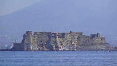 4 k Napoli, Napoli şehir Megaride tüf üzerinde bulunan en eski kale Ovo Castle (yaklaşık 1100) var. Denizden kale görünümü.