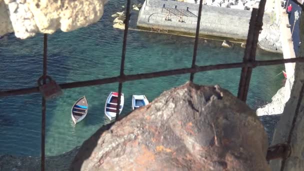 Неаполі Рибальські Човни Невеликий Порт Санта Лючія Видно Ово Замок — стокове відео