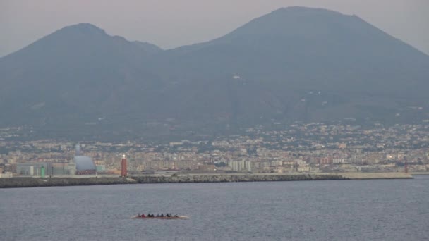 Νάπολη Βεζούβιο Στο Ηλιοβασίλεμα Βάρκα Κωπηλασίας Πέρασμα — Αρχείο Βίντεο