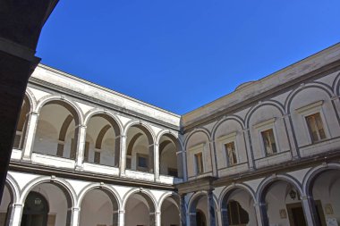 İtalya, Napoli, 13 Ekim 2017. Certosa, San Martino, yıl 1325, anıtsal dini kompleks. Cloister savcıların mimari detay. 