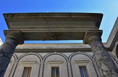 İtalya, Napoli, 13 Ekim 2017. Certosa, San Martino, yıl 1325, anıtsal dini kompleks. Cloister savcıların mimari detay. 