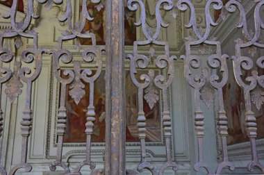 İtalya, Napoli, 13 Ekim 2017. Certosa, San Martino, yıl 1325, anıtsal dini kompleks. Kilisenin pronaos için giriş kapısı.