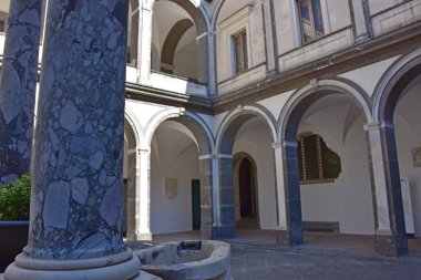 İtalya, Napoli, 13 Ekim 2017. Certosa, San Martino, yıl 1325, anıtsal dini kompleks. Cloister savcıların mimari detay. 