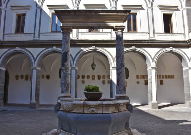 İtalya, Napoli, 13 Ekim 2017. Certosa, San Martino, yıl 1325, anıtsal dini kompleks. De Procurators Cloister.