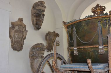 İtalya, Napoli, 13 Ekim 2017. Certosa, San Martino, yıl 1325, anıtsal dini kompleks. Arabaları salonu. Kraliçe'nin taşıma ve antik mermer arma.