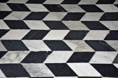 Çeşitli geometrik şekiller, siyah ve beyaz zemin. İtalyan dini çevrelerde 1600/1700'kullanımda