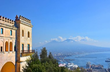 İtalya, Napoli, Certosa di San Martino ve Vesuvius yan cephe görünümü