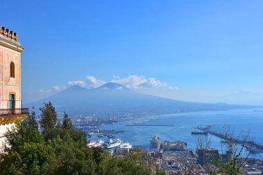 İtalya, Napoli, Certosa di San Martino ve Vesuvius yan cephe görünümü