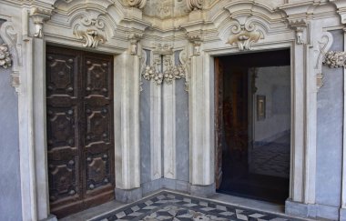 İtalya, Napoli, 13 Ekim 2017. Certosa, San Martino, yıl 1325, anıtsal dini kompleks. Büyük manastır. Köşe kapılar Cosimo Fanzago tarafından yapılan büstler altında.